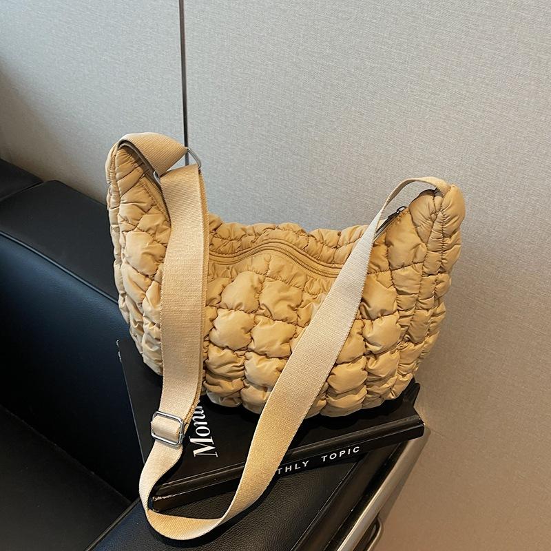 

Складная сумка большой вместимости женская осенне-зимняя новая нишевая дизайнерская сумка-мессенджер сумка-пельмень для поездок хаки