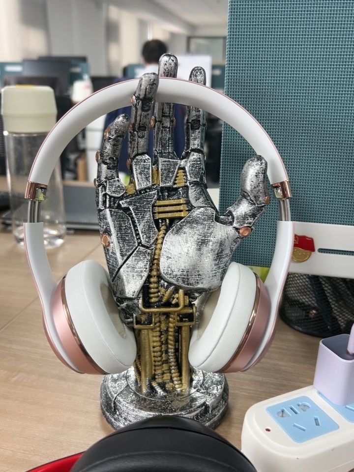 Cyberpunk Robot XBOXswitch Handle Storage Computer Competition Desktop Stand Resin Pendant for Boys