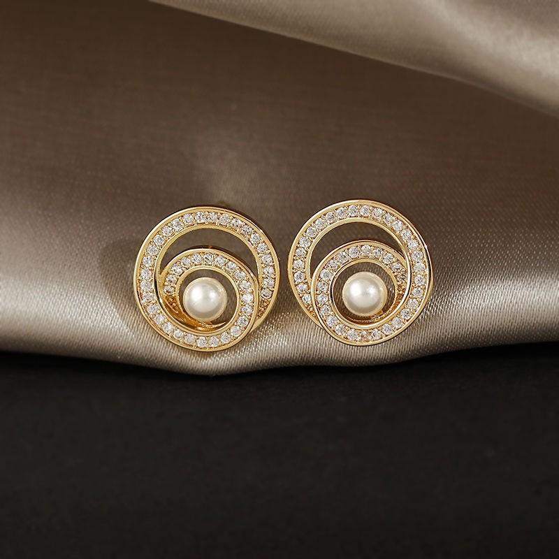 French Baroque Pearl Flower Tassel Earrings: Elegant Silver Needle Studs with a Light Luxury Touch