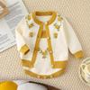 Handbesticktes Baby-Mädchen Strick-Latzhosen- und Jacken-Set für Herbst/Winter