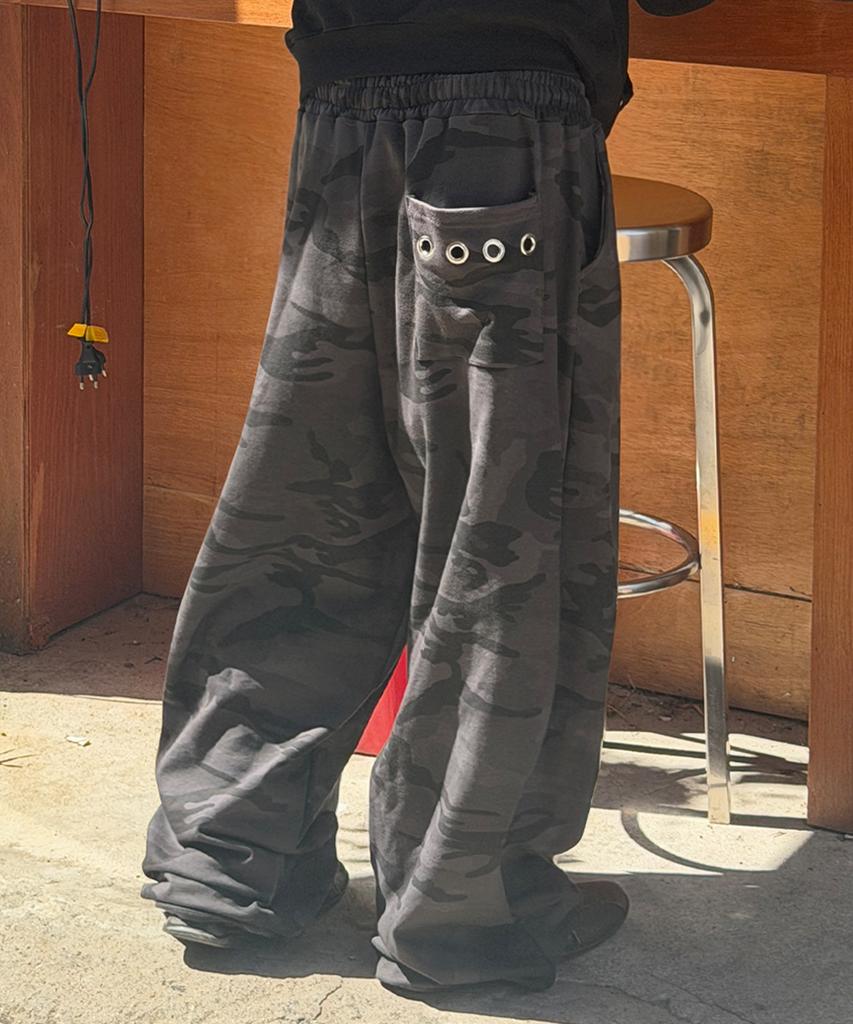 FUZZY SCAN Camo Big Eyelet Curved Balloon Pants 2 Colors