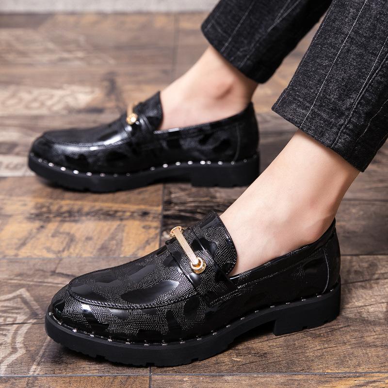 Britische Herren spitze faule Plateau-Freizeitschuhe Leder Schuhe Nachtclub Friseur Lackleder Glänzende Spiegel-Leder Schuhe