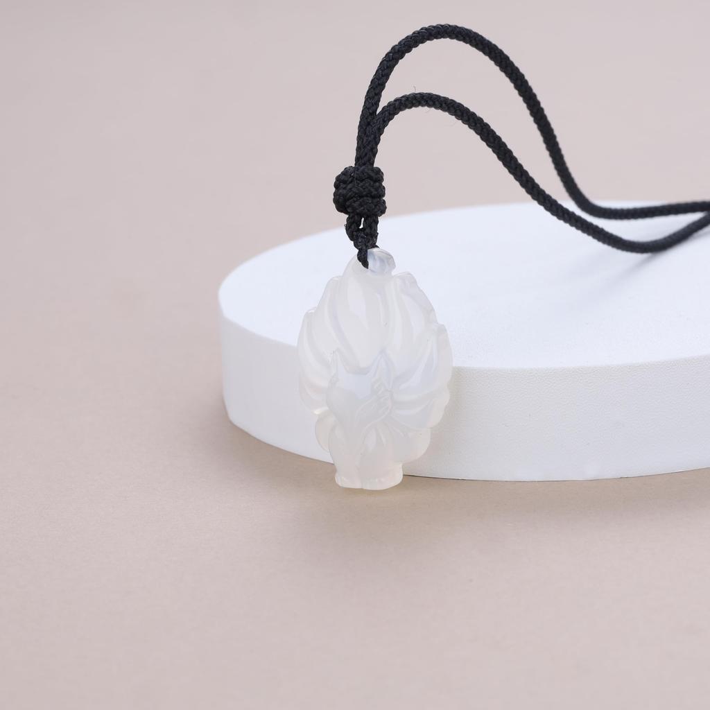 Biały Agat Lis Amulet Unisex [Koai] Naszyjnik Dziewięcioogoniasty,
