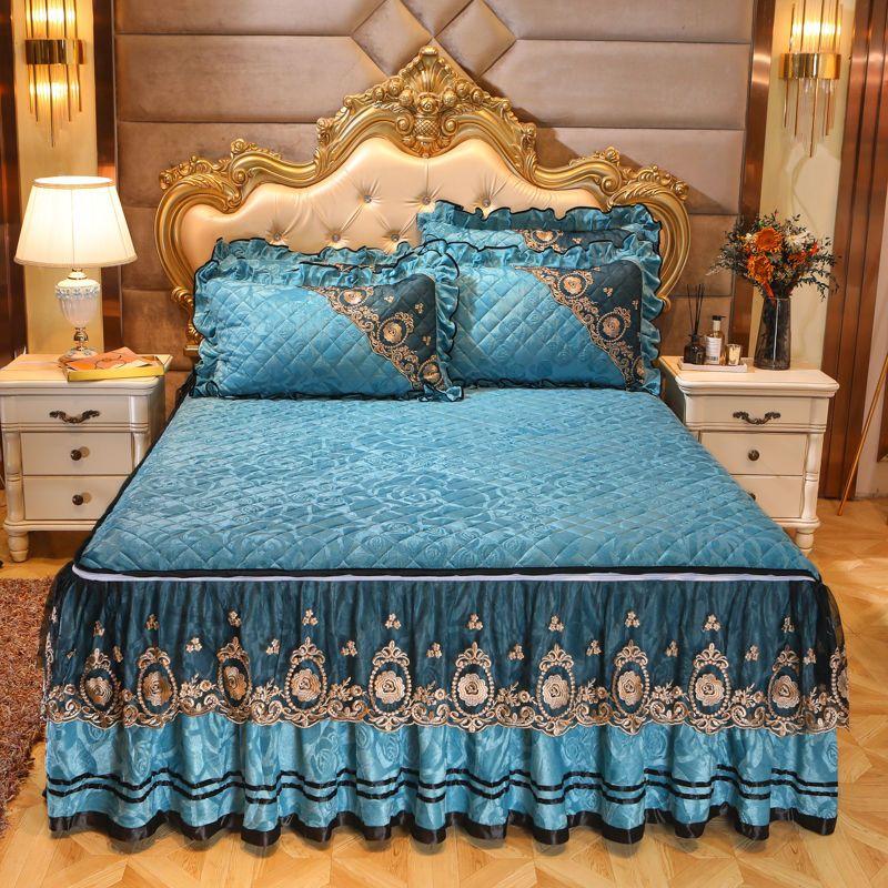 Luxuriöse Wintertagesdecke im Bettrock-Stil auf dem Bett, dicke gesteppte Tagesdecke aus Baumwolle, europäischer Stil, goldene Spitze, neuer Matratzenbezug