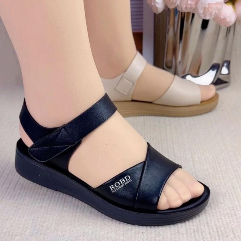 Soft leather flat-soled sandals women's summer 2025 new comfortable mother shoes lightweight non-slip middle-aged and elderly women's shoes