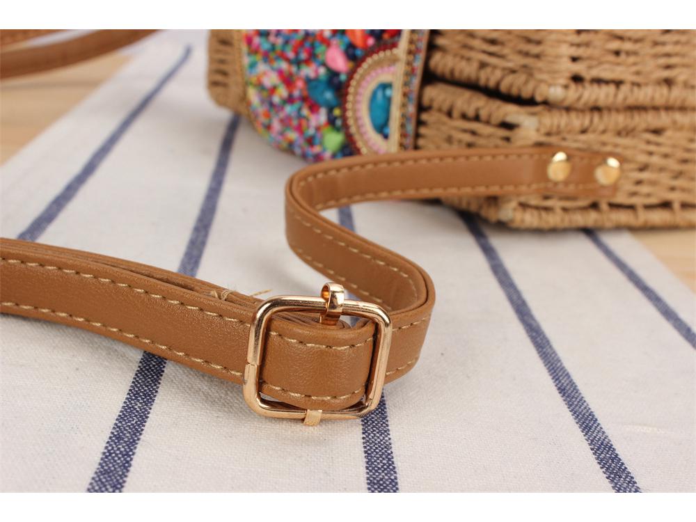 Minimalistisk vävd crossbody-väska i pappersrep för semester vid havet