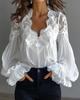 Damen Bluse mit muschelförmigem V-Ausschnitt, floraler Spitze, eingesetzten Puffärmeln, langen Ärmeln und Rüschenbündchen