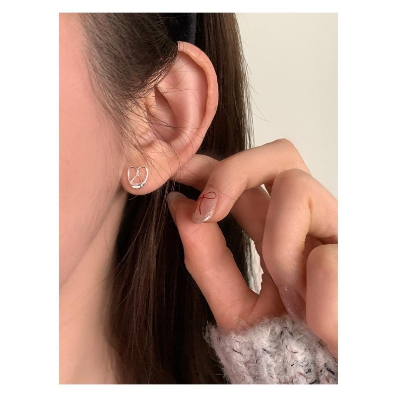 S925 Silver Alkaline Knot Croissant Ear Studs Asymmetric Earrings Special-Interest Design Small Van Cute Personality Earrings Silver