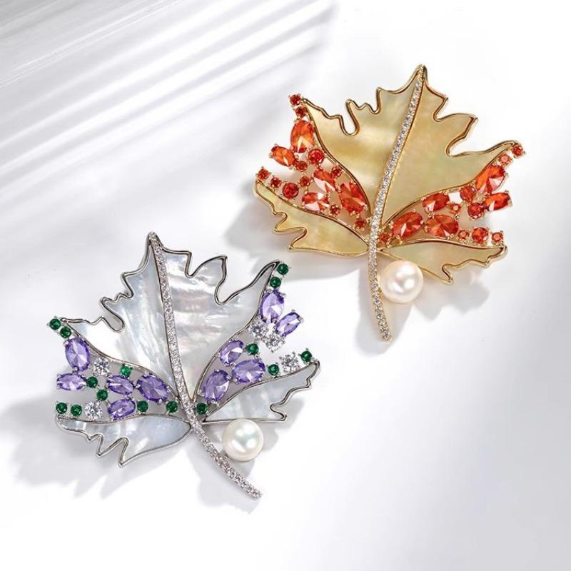 Broche Feuille d'Érable, Charme Féminin Haut de Gamme et Luxueux, Broche Imitation Perle, Épinglette de Costume Exquise et Tendance