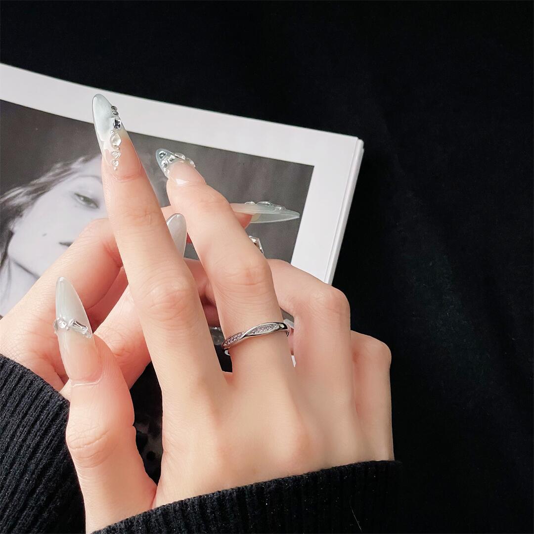 

Високоякісний цирконієвий перстень-ручка з діамантами, простий нішевий дизайн, геометричний персональний шарм, модний та мінімалістичний перстень для жінок No specifications