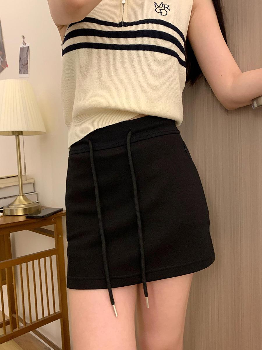 

Женская черно-серая миди-юбка А-силуэта с высокой талией, лето 2025, повседневный приталенный стиль, миниатюрная, с запахом на бедрах и кулиской. Large чёрный