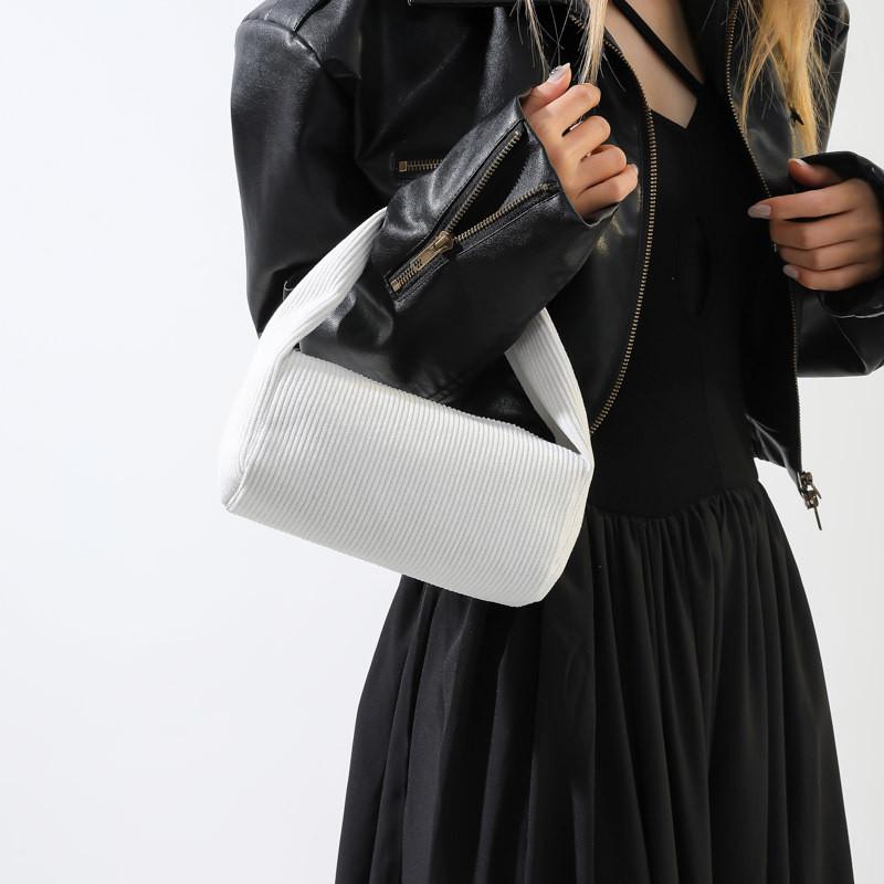 Fashionable Minimalist Shoulder Bag For Daily Use With Spacious Design And Stylish Colors