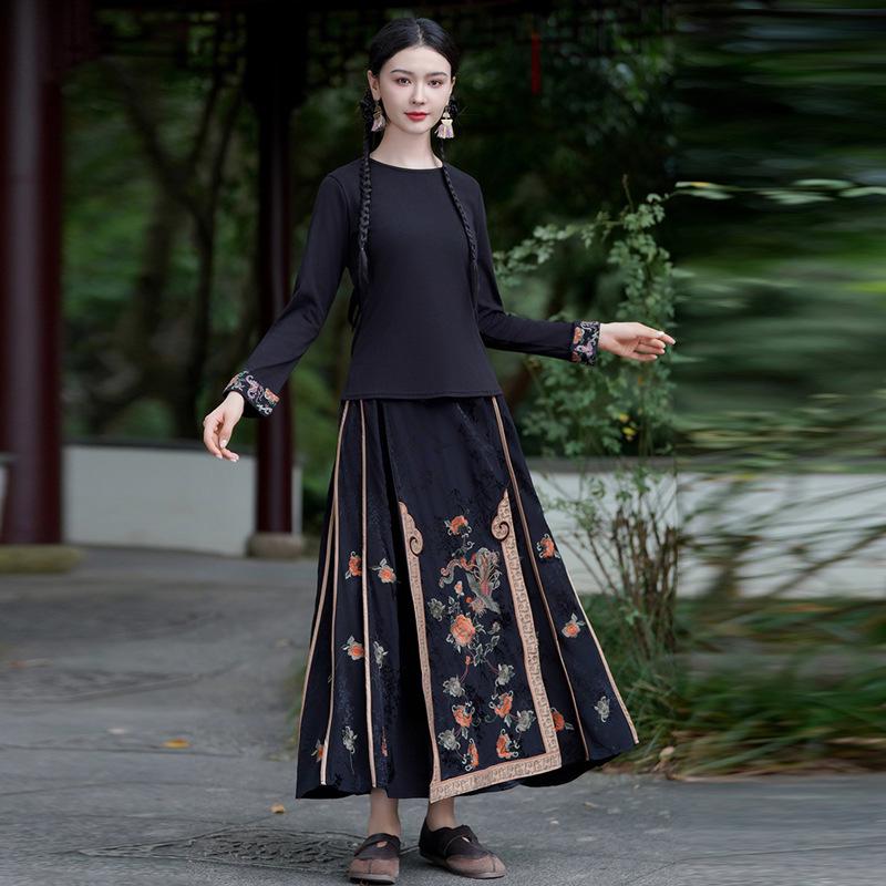 2024 Autumn Ethnic Women's Slimming Embroidered Round Neck Long Sleeve T-shirt