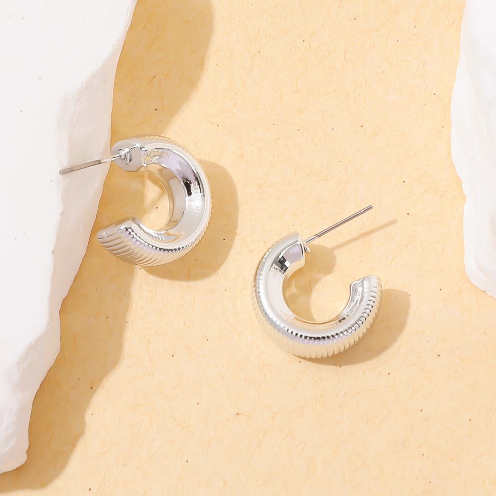 Retro Doudou C-shaped stud earrings French texture sense personalized fashion versatile light luxury sense wide face ear jewelry women