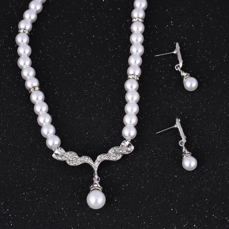 

Alloy Diamond Pearl Necklace Earrings Set Two-Piece Set Spot