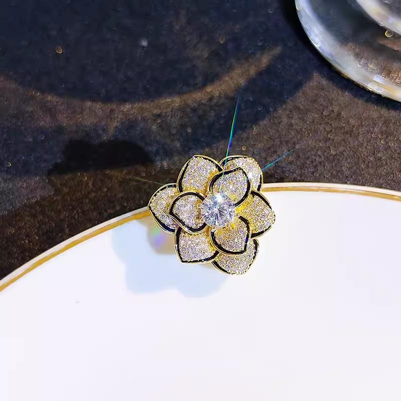 

Маленькая брошь в виде цветка камелии с текстурированной хрустальной отделкой выреза горловины предназначена для предотвращения просвечивания.