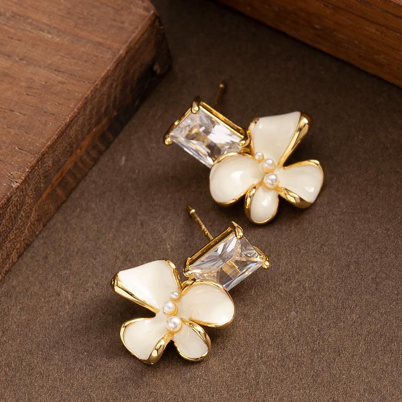 

Mori sweet temperament fairy style enamel drop glaze pearl petal stud earrings light luxury high-end small fragrant earrings