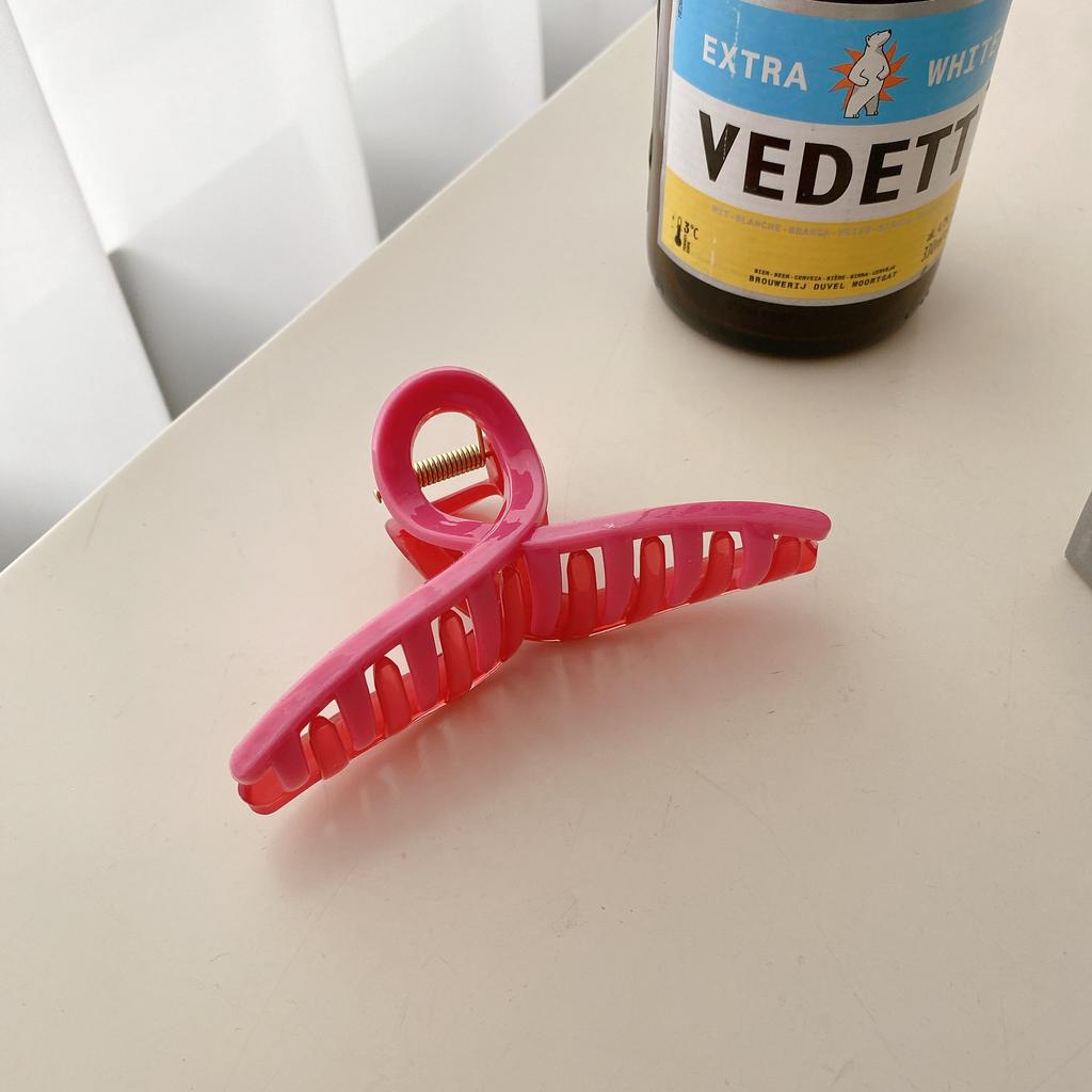 Beautifully Plastic Crafted Hair Claw Clips With Elegant Shapes And Vibrant Colors For Every Hairstyle Needs