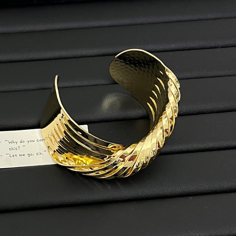 

Винтажный высококлассный браслет-манжета с перекрученным металлом золотой