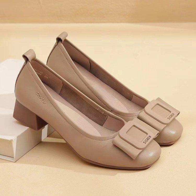 

2025 spring new comfortable middle-aged mother shoes foreign soft sole square buckle middle heel shallow mouth single shoes women s small leather shoe 40