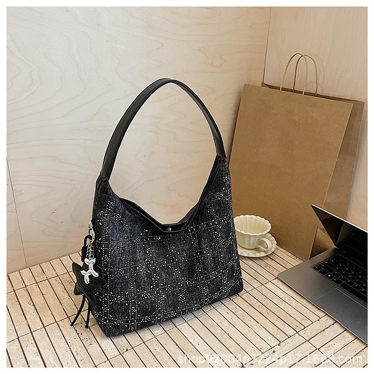 

2025 new high-end niche diamond-encrusted tote bag women s shoulder bag fashion versatile commuter messenger bag чорний