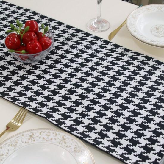 Table Runner Plaid Print Table Decorative Contrast Tassel Color with Anti-slip Decoration Heat-resistant Drooping