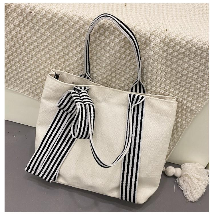 Stylish Large Capacity Tote Bag For Women In Chic Simple Design With Magnetic Closure