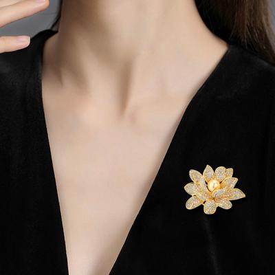 Elegante Blumenform-Brosche, glänzende Strasssteine, eingelegte Kunstperlen, Anstecknadel, Anzug-Revers, Schal-Abzeichen, Mantel-Accessoires