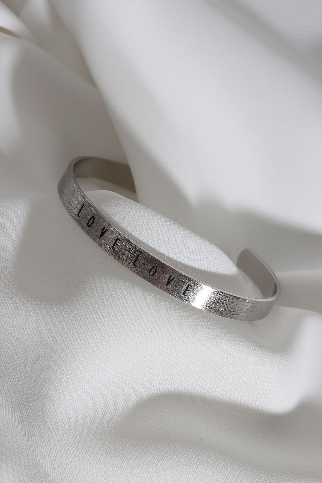 

Браслет VIP серебряного цвета с надписью «Love Writted»