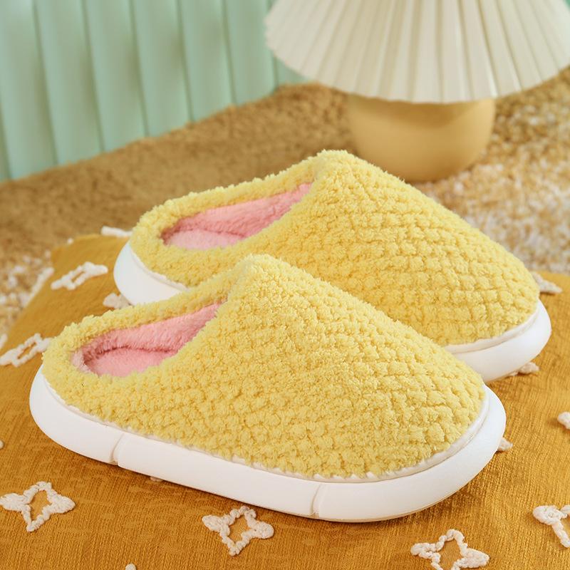 Baumwollpantoffeln mit dickem Boden, halbe Packung warme Plüsch-EVA-Baumwollmopps innen und außen im Zimmer des Paares