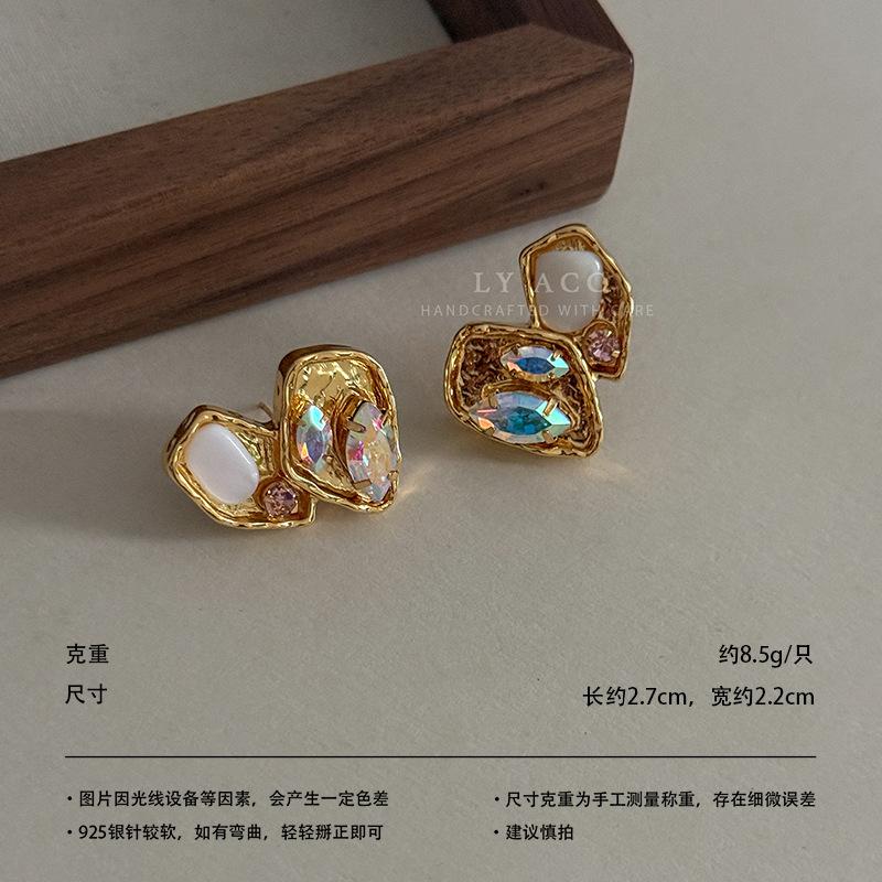 French Retro Medieval Stud Earrings, a Variety of Collections, Carved Enamel, Niche Temperament, Commuting, High-end Earrings
