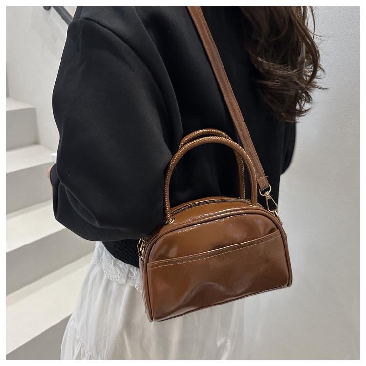 Retro-Texture Bowling Bag: Casual Commute & Niche Design with a Simple, Textured Pillow-Style Shoulder Bag