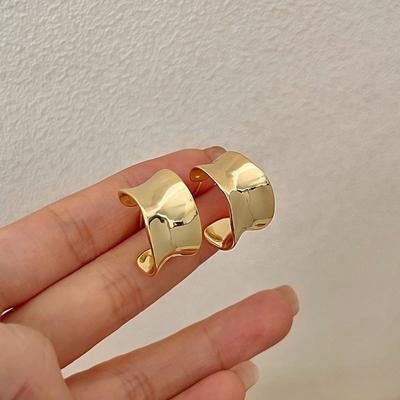 Mrazivý styl a široké zakřivené náušnice s nepravidelnou texturou, luxusní náušnice pro ženy