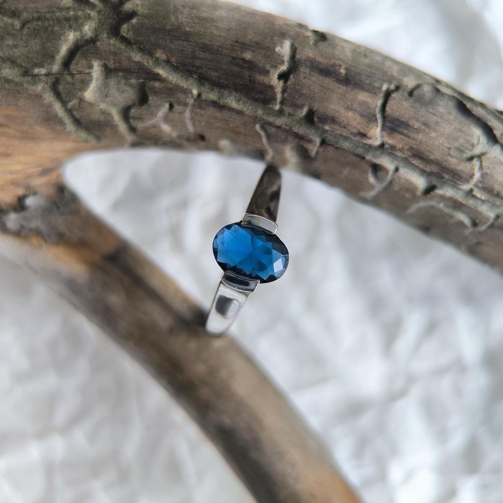 Серебряное кольцо с сапфиром nano 0.907ct, вес изделия 2,57 гр (2206057)