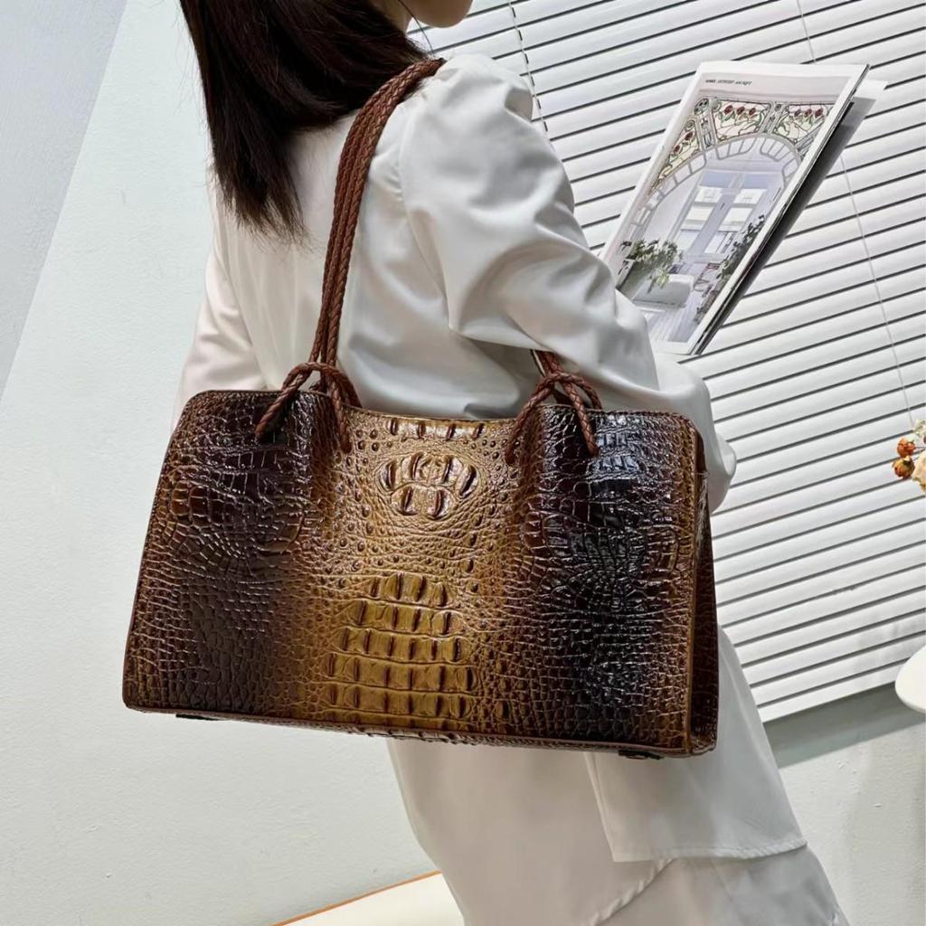 Crocodile Pattern Leather Tote: 2025 Large Capacity Handbag, Single Shoulder or Underarm Bag for Women.