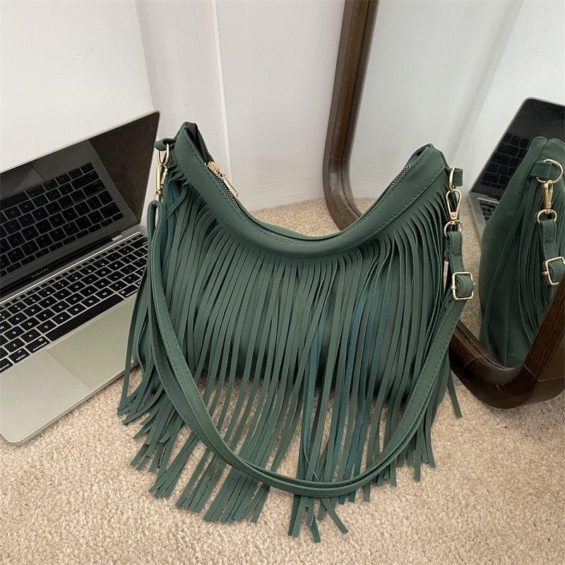 Borsa a Spalla Chic Retrò in Morbido Camoscio con alla Moda Design a Frange Perfetta per l'Autunno