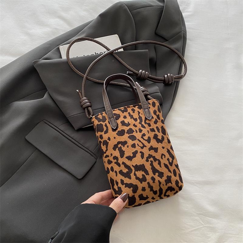 

Персонализированная ретро маленькая сумка-ведро в стиле легкой роскоши 2025 осень новый нишевый дизайн высокая ценность простая сумка-мессенджер для мобильного телефона