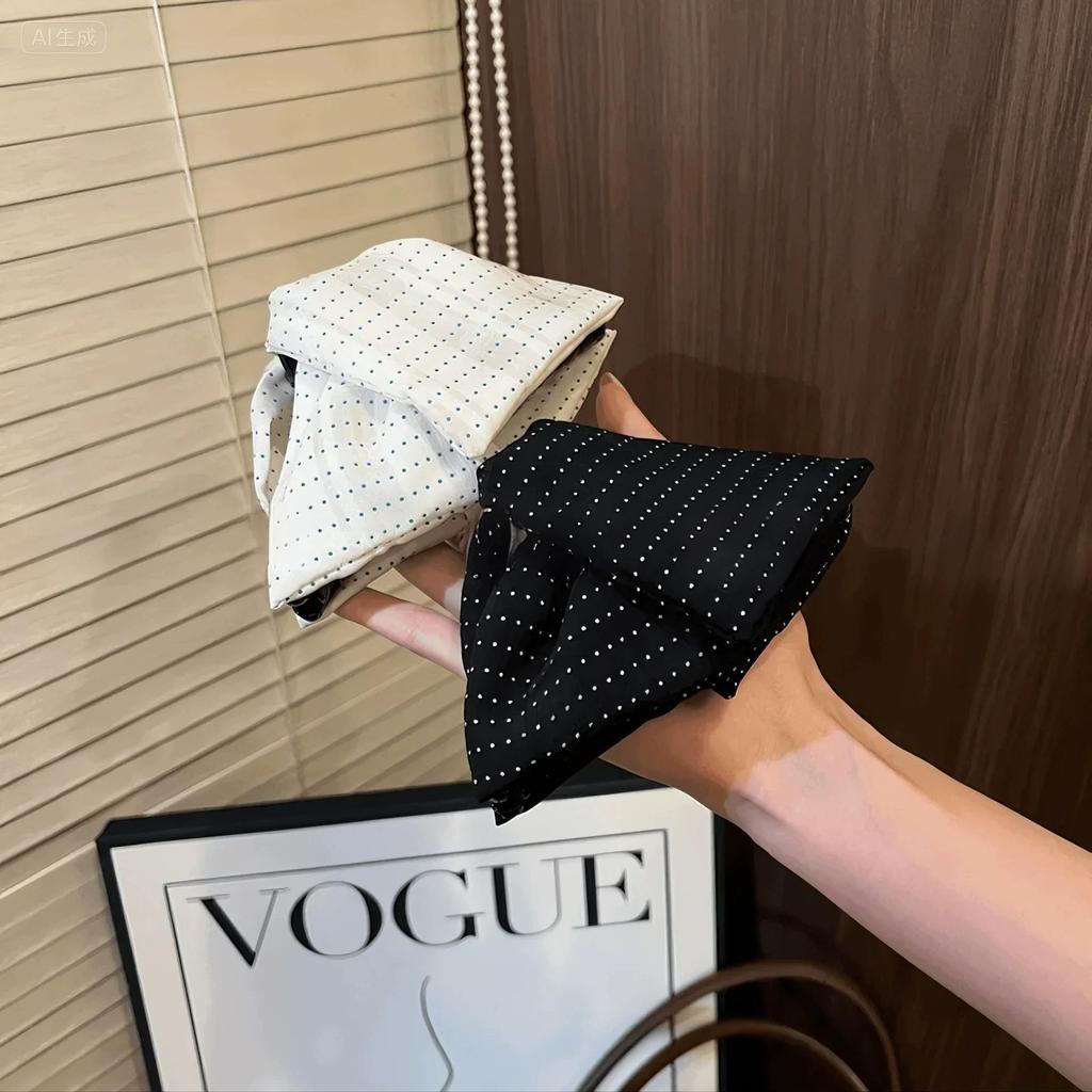 French Hepburn style triangle fabric small polka dot grab clip temperament back head hairpin shark clip hair accessories