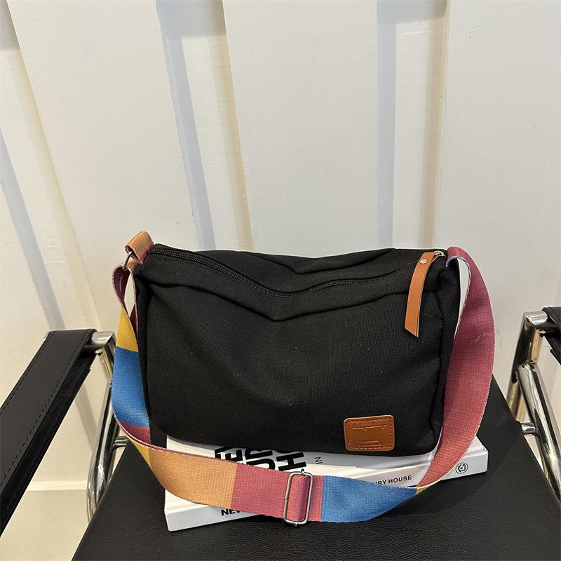 

Модная сумка через плечо, простая ретро-сумка-подушка, новинка 2024 года, простая модная сумка большой вместимости для женщин чёрный