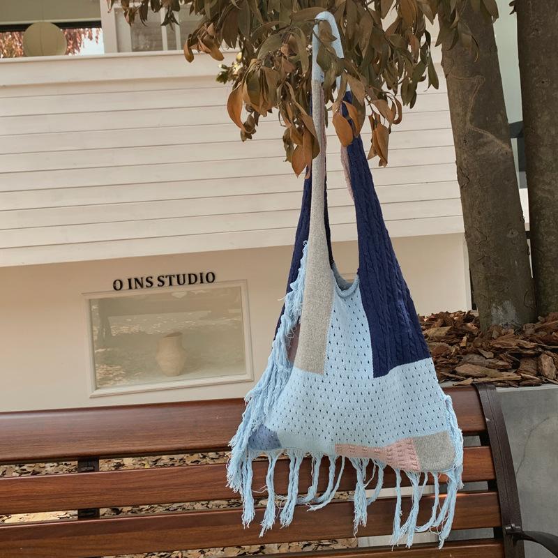 

Новий нішевий ретро дизайн бахрома плісування літературна та універсальна вовняна в язана сумка контрастного кольору на плече рюкзак сумка-тоут