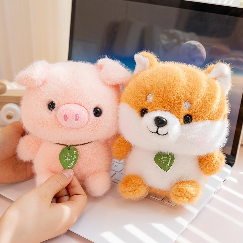 Roztomilý stůl s malými zvířátky, plyšovými hračkami, kreslenými králíčky, prasátky, pandami, panenkami, ozdoby na studentský stůl