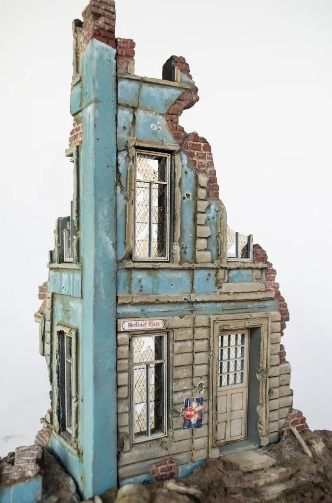 RT Diorama Scale Ruined Corner Miniature Accessory RTD35256 1/35 (Scenery)
