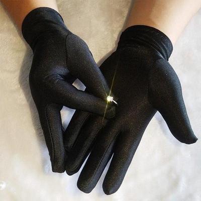 Luxuriöse schwarze Etikett-Display-Handschuhe: Fortschrittlicher Sonnenschutz- & Schmuckratgeber mit Diamantuhr-Foto