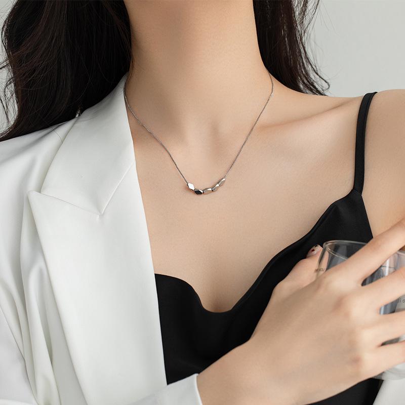 Trendy Light Luxury Pearl Heart Necklace: Versatile Beaded Clavicle Chain for Women's Style