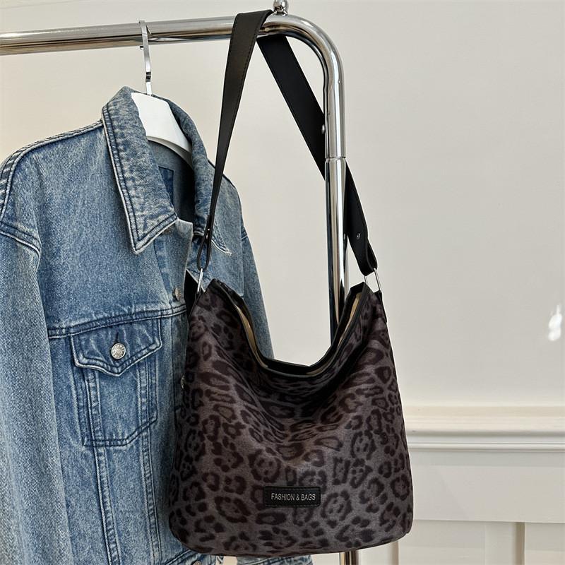 

Trendy Korean Vintage Canvas Bucket Bag For Daily Commutes With Soft Structure And Magnetic Closure чёрный