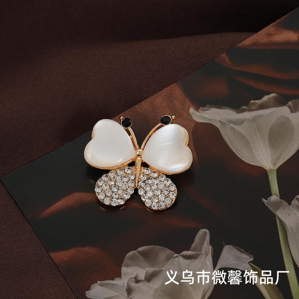 Little fresh and cute little butterfly brooch, temperament diamond-encrusted small fragrant wind anti-light decorative brooch