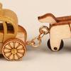 Handgefertigte hölzerne Spieluhr DIY Auto- und Zugmontagezubehör Puppenhausdekoration