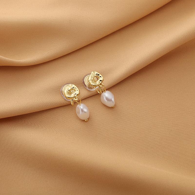 Korean Style Retro Pearl Ear Clip for Women - Mosquito Coil Holder, No Piercing, High-End, Fashionable and Versatile Luxury Earrings