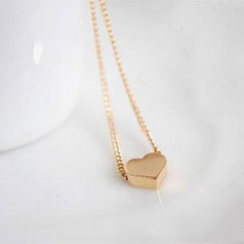 Versatile Women's Necklace Bohemian Love Collarbone Chain, Simple Small Peach Heart Love Necklace