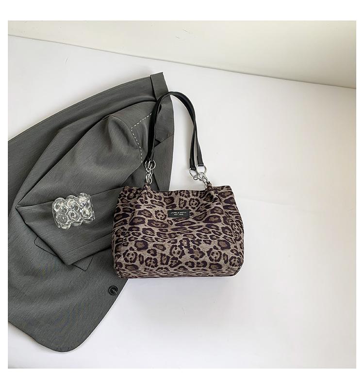 

Ретро иностранная сумка-тоут женская 2025 новая осенняя модная леопардовый принт большая вместимость плечевая подмышечная сумка сумка для通勤 женская сумка чёрный